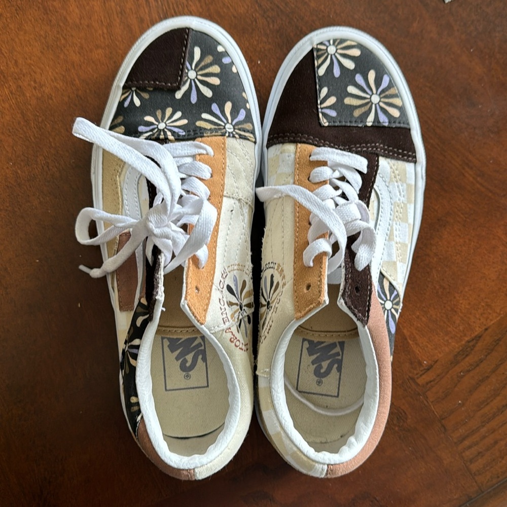 Worn one time excellent condition Vans women size 6.5
